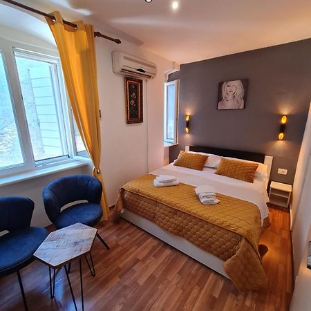 Inchy Accommodation - In The Center Of Diocletian'S Palace Сплит Екстериор снимка