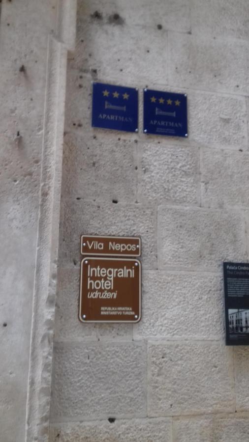 Inchy Accommodation - In The Center Of Diocletian'S Palace Сплит Екстериор снимка