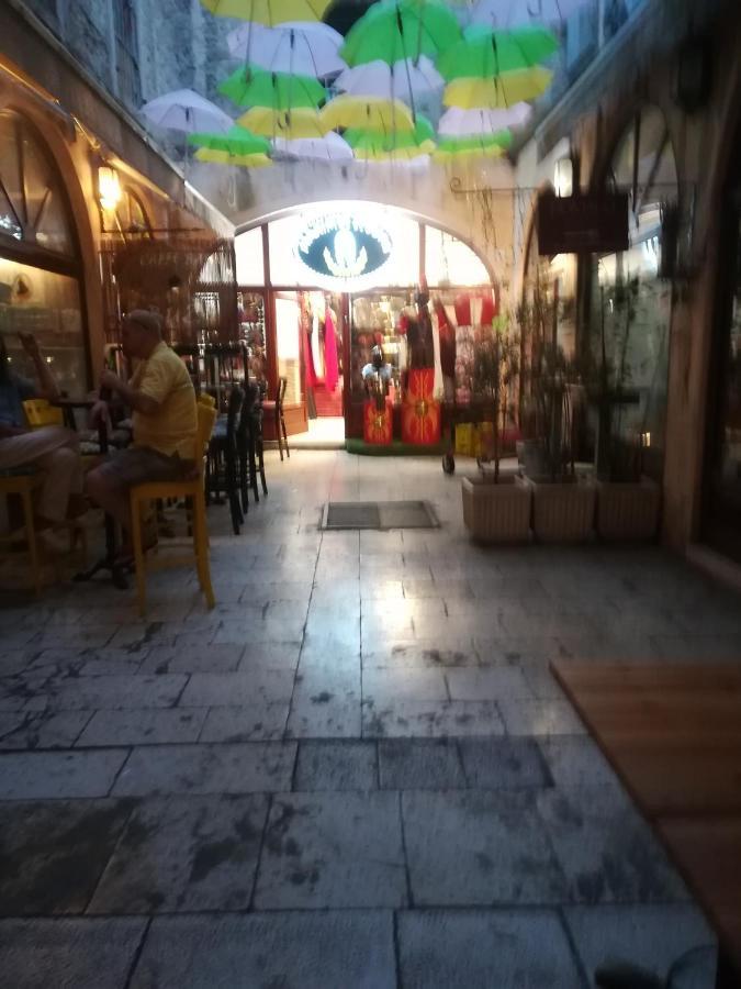 Inchy Accommodation - In The Center Of Diocletian'S Palace Сплит Екстериор снимка