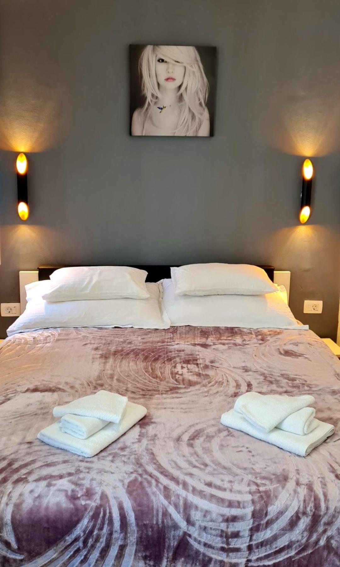 Inchy Accommodation - In The Center Of Diocletian'S Palace Сплит Екстериор снимка