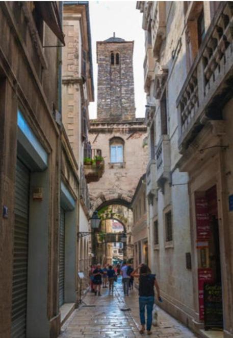 Inchy Accommodation - In The Center Of Diocletian'S Palace Сплит Екстериор снимка