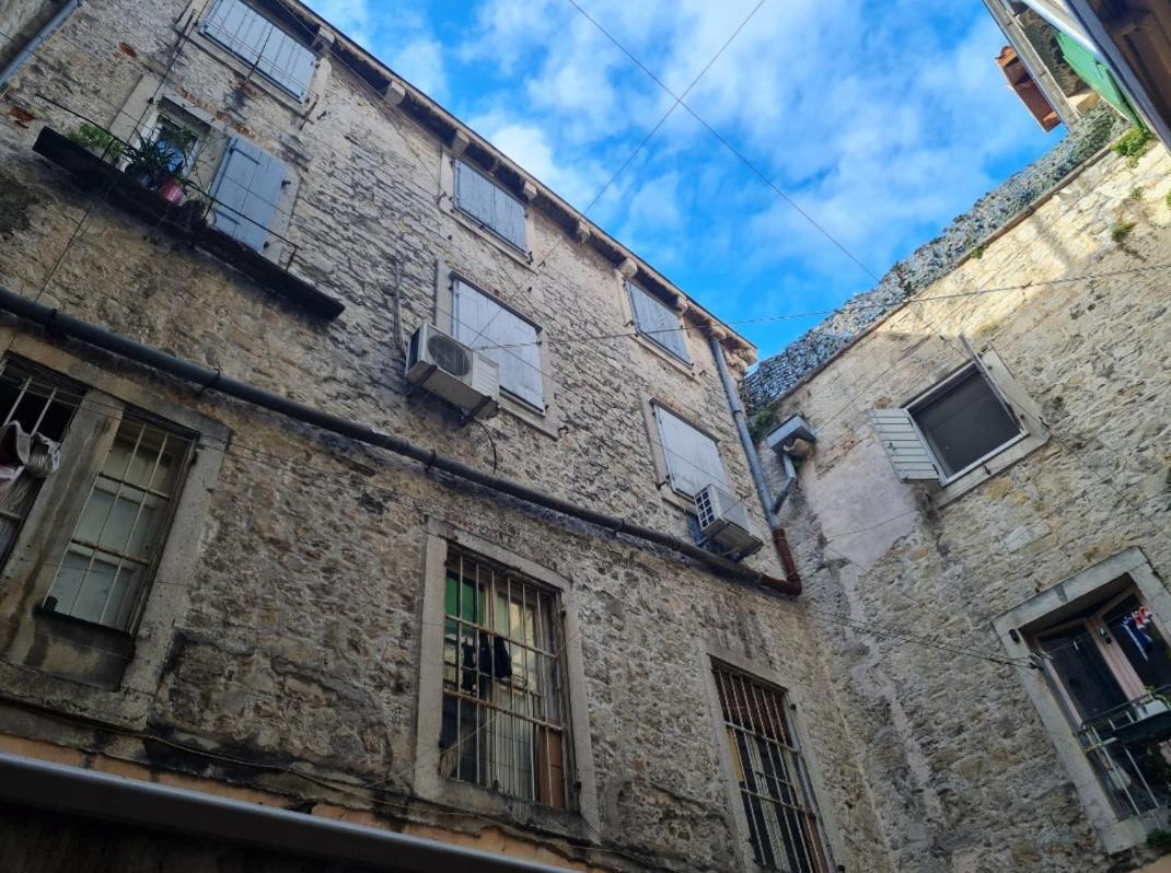 Inchy Accommodation - In The Center Of Diocletian'S Palace Сплит Екстериор снимка