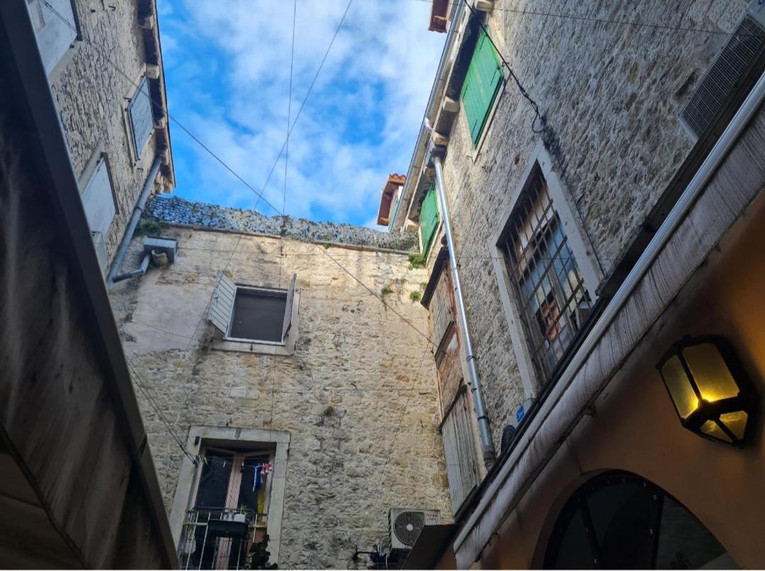 Inchy Accommodation - In The Center Of Diocletian'S Palace Сплит Екстериор снимка