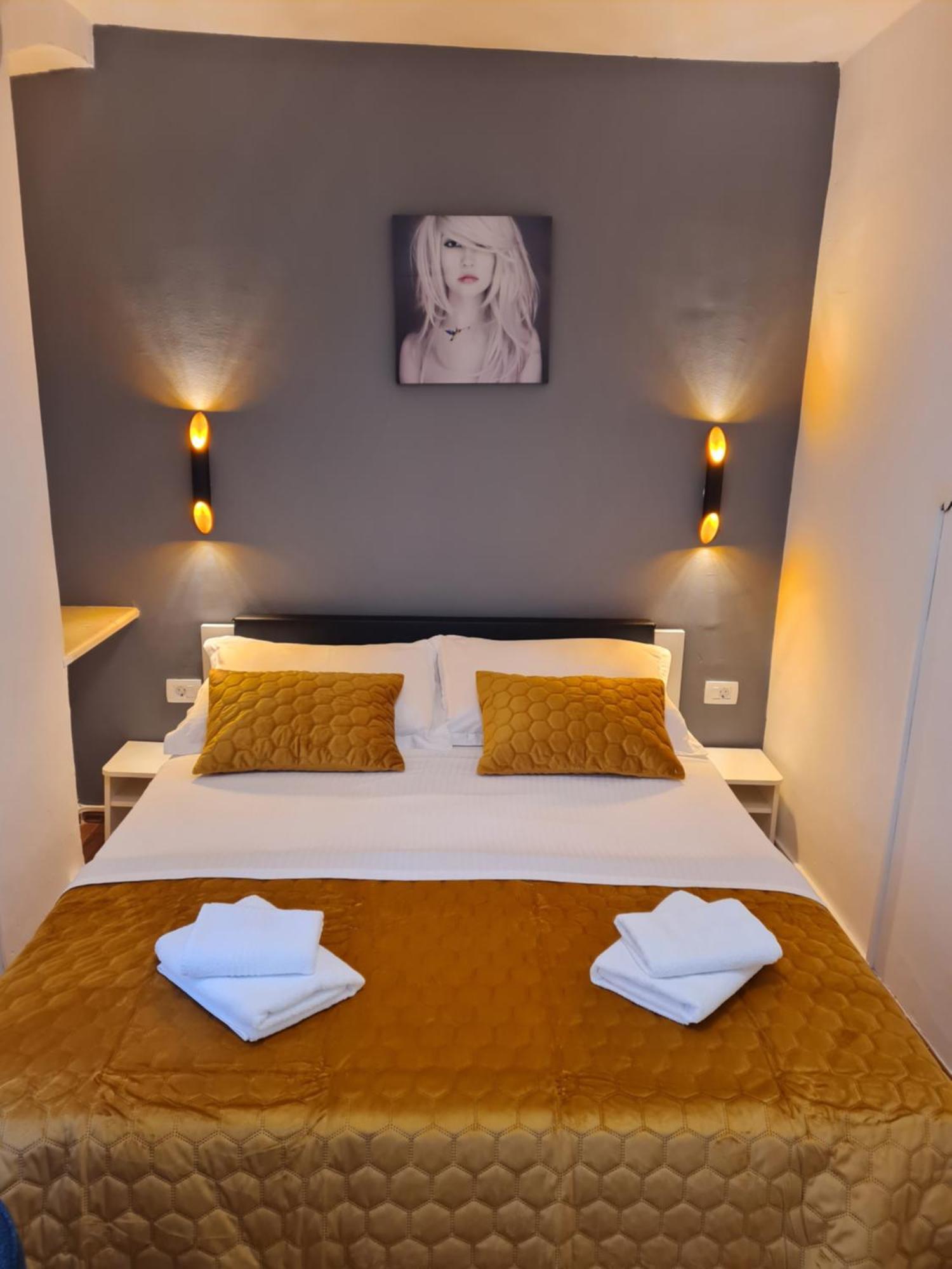 Inchy Accommodation - In The Center Of Diocletian'S Palace Сплит Екстериор снимка