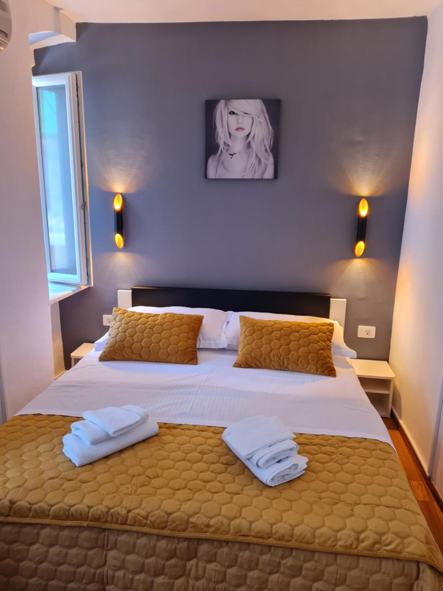 Inchy Accommodation - In The Center Of Diocletian'S Palace Сплит Екстериор снимка