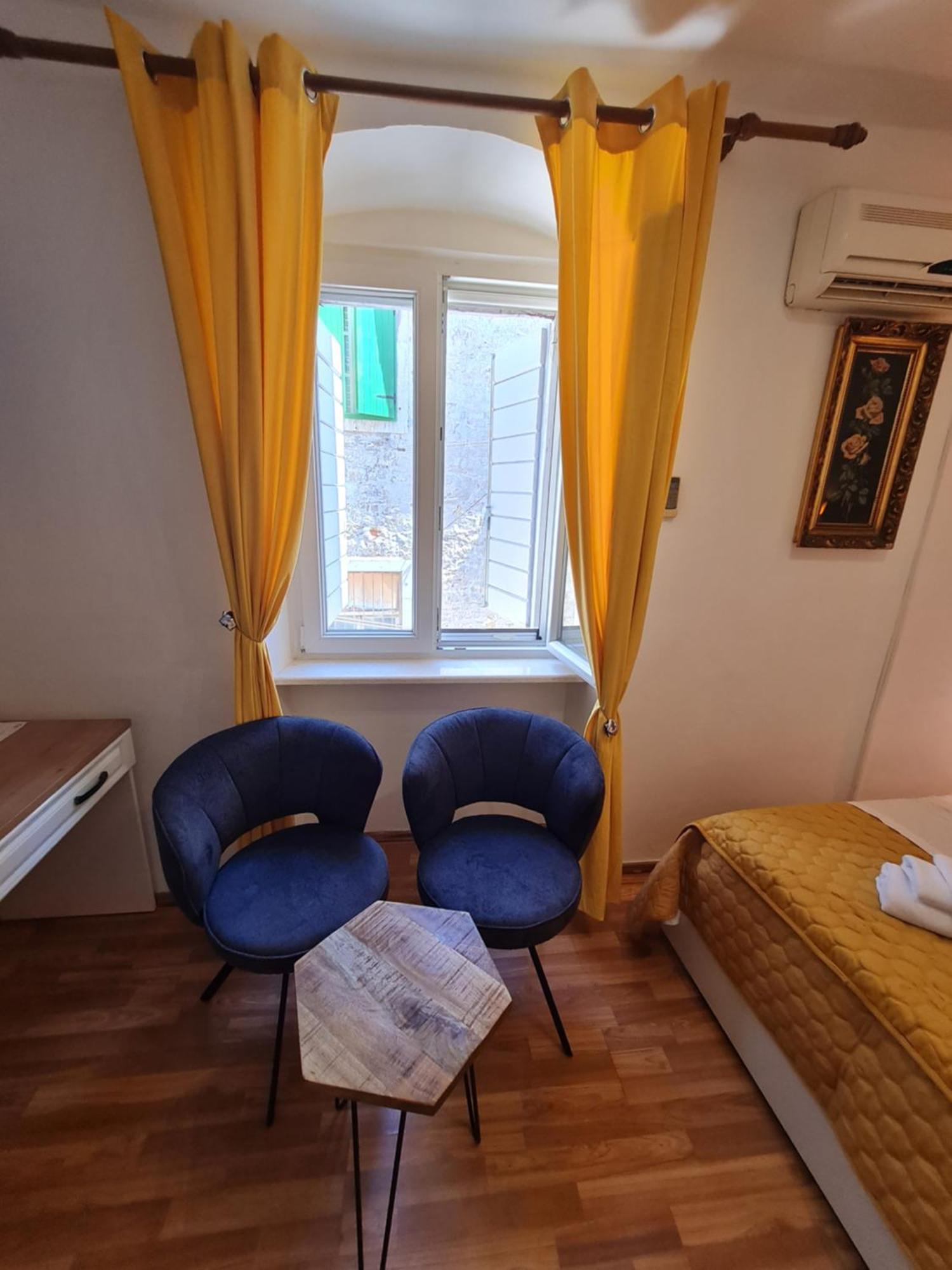 Inchy Accommodation - In The Center Of Diocletian'S Palace Сплит Екстериор снимка