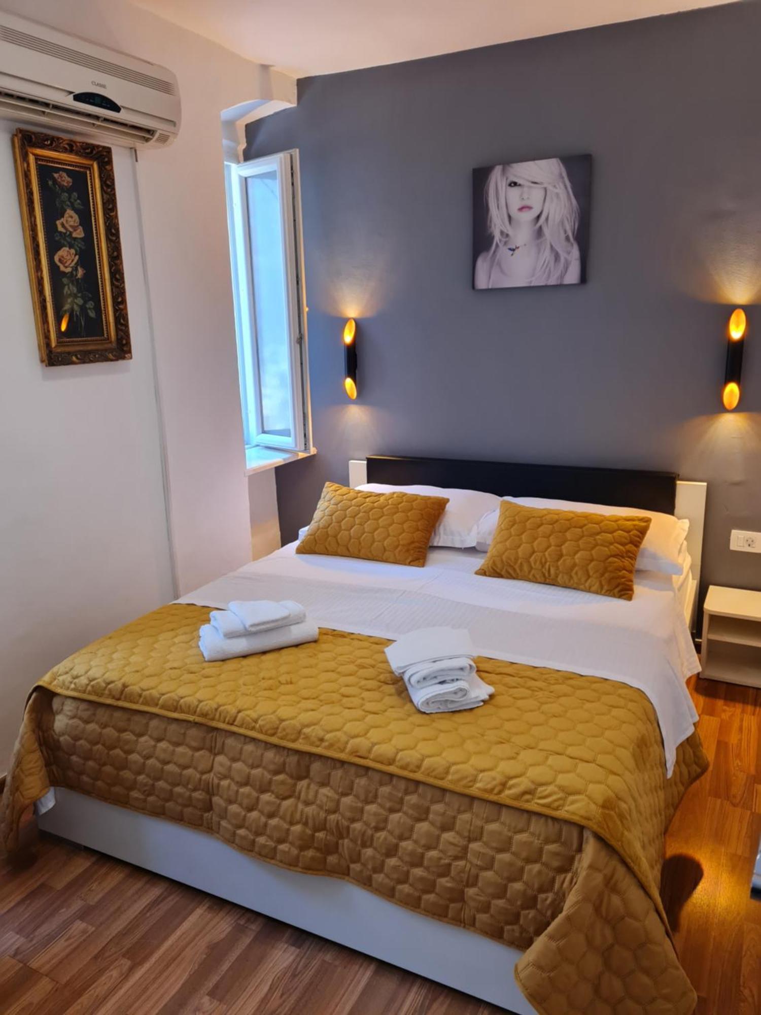 Inchy Accommodation - In The Center Of Diocletian'S Palace Сплит Екстериор снимка
