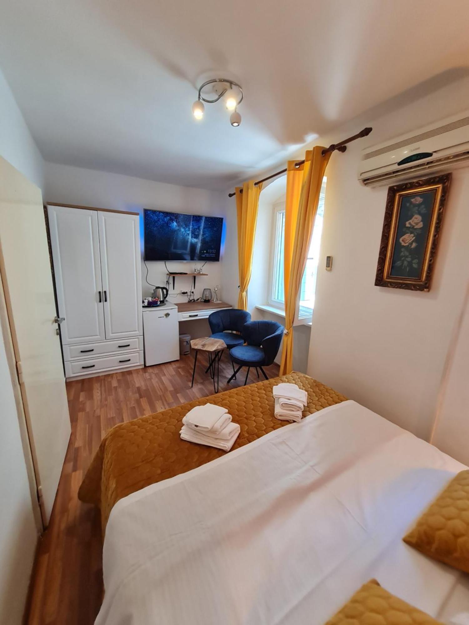 Inchy Accommodation - In The Center Of Diocletian'S Palace Сплит Екстериор снимка